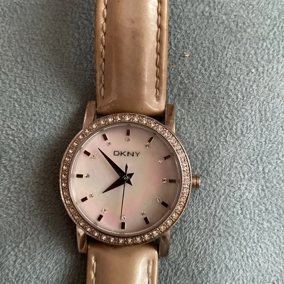 DKNY WATCH. IRIDESCENT gold band. Elegant, gorgeous - Picture 4 of 5